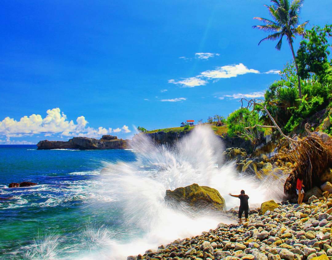 Lokasi dan Harga Tiket Masuk Pantai Watu Bale Kebumen, Tempat Wisata