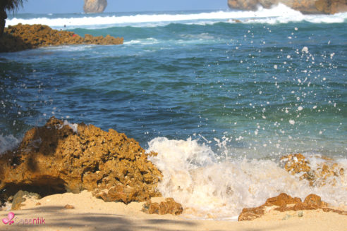 Lokasi dan Rute Menuju Pantai Watu Leter,  Keindahan Alam Suguhan dari Malang Selatan