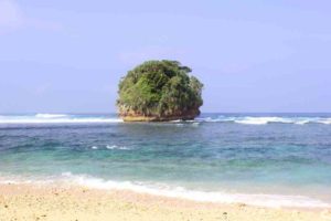 Lokasi dan Rute Menuju Pantai Watu Leter,  Keindahan Alam Suguhan dari Malang Selatan