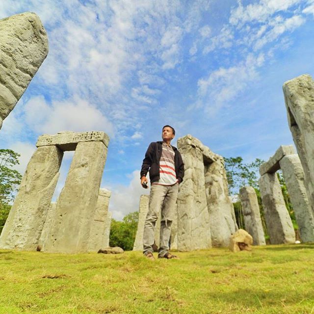 Harga Tiket Masuk Dan Lokasi Stonehenge Cangkringan Spot Wisata Terbaru Di Jogja Ala Inggris