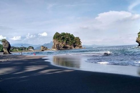 Lokasi dan Rute Menuju Pantai Licin Malang, Destinasi Wisata Pantai Yang Tak Pernah Sepi