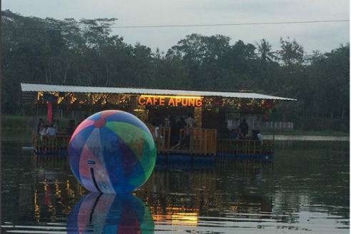 Lokasi dan Jam Buka Cafe Apung Kepanjen Malang, Serunya Menikmati Kuliner Sambil Mengapung Diatas Air