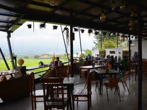 Lokasi dan Harga Menu Café Pupuk Bawang Batu, Tempat Nongkrong Asyik Untuk Menikmati Keindahan Kota Batu Dimalam Hari