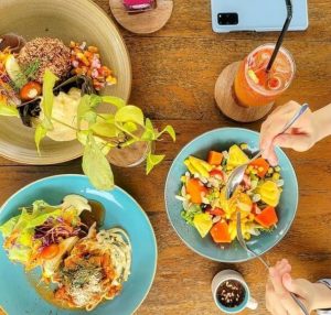 Harga Menu dan Jam Buka Pengilon Cafe Sleman, Cafe Unik dengan Sajian Menu Sehat