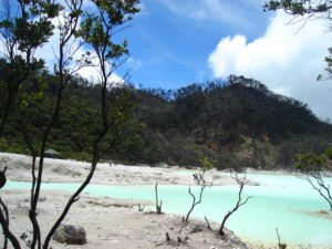 Kawah Putih Ciwidey, Tempat Wisata di Jawa Barat Yang Membuatmu Enggan Untuk Beranjak Darinya