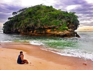 Lokasi dan Rute Menuju Pantai Watu Leter,  Keindahan Alam Suguhan dari Malang Selatan
