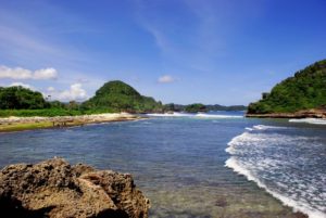 Lokasi Dan Harga Tiket Masuk Pantai Goa Cina Malang, Menikmati Keindahan Sunrise Yang Sangat Mempesona