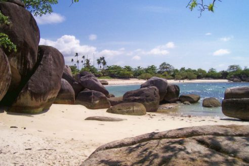 Lokasi dan Rute Menuju Pantai Tanjung Tinggi, Eksotisme Tempat Wisata Pantai dari Bangka Belitung