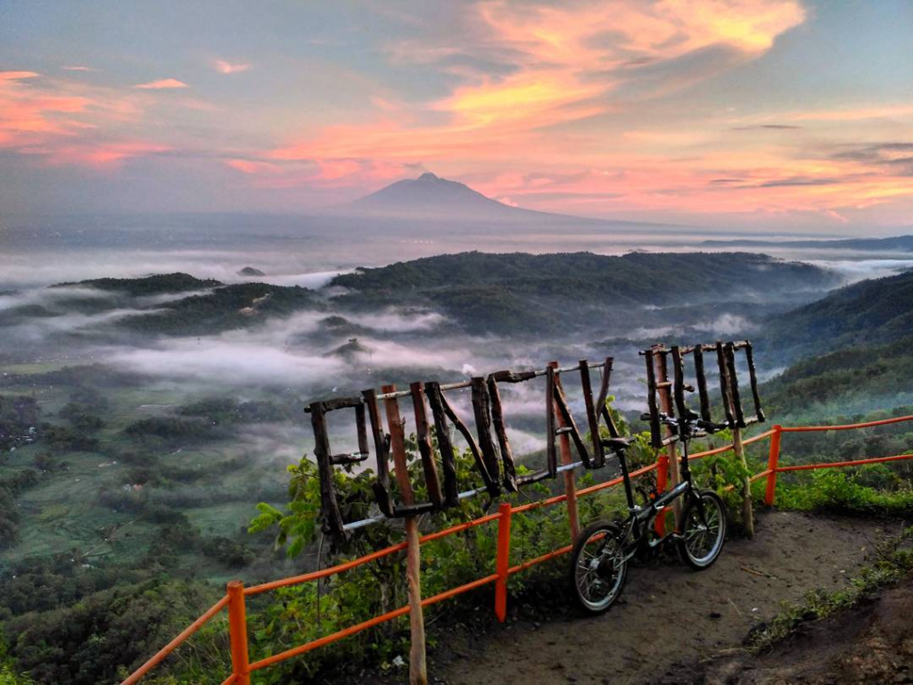 Lokasi dan Harga Tiket Masuk Puncak Becici Dlingo, Spot Wisata Romantis Untuk Menikmati Sunset