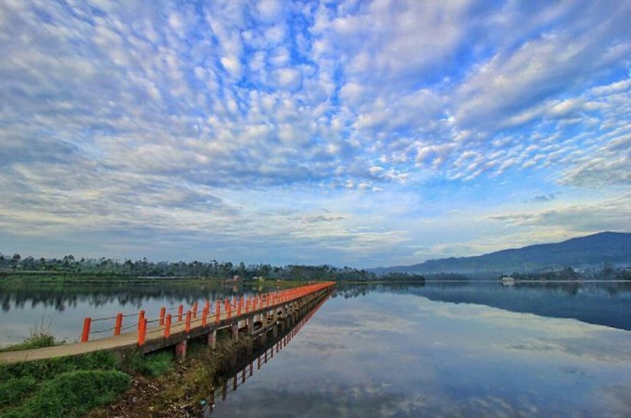 Lokasi Dan Harga Tiket Masuk Situ Cileunca Pangalengan, Danau Cantik Yang Tenang Dengan Warna Air Biru - Daka Tour