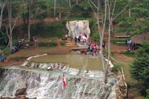 Lokasi dan Harga Tiket Masuk Curug Cipanas Nagrak Bandung, Persembahan Pemandian Air Hangat dari Kota Kembang