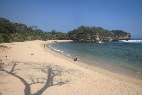 Lokasi dan Harga Tiket Masuk Pantai Pasir Panjang Malang, Suguhan Keindahan Pantai Yang Masih Terjaga Keasriannya