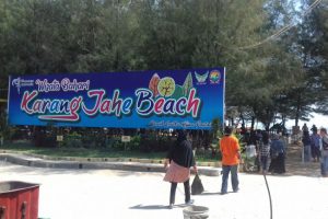 Rute dan Harga Tiket Masuk Pantai Karang Jahe Rembang, Keindahan Pantai dengan View Pohon Cemara