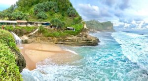 Harga Tiket Masuk dan Lokasi Pantai Banyu Tibo Pacitan, Perpaduan Antara Air Terjun dan Pantai Yang Sangat Luar Biasa