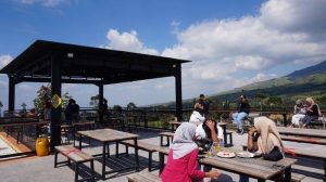 Harga Menu dan Alamat Kledung Park Sindoro Coffee House, Serunya Nyeruput Kopi Ditemani Megahnya 2 Gunung
