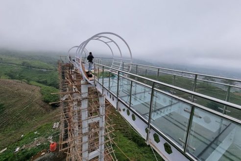Harga Tiket Masuk Dan Lokasi Kemuning Sky Hills Karanganyar, Sensasi Menikmati Keindahan Alam Dari Jembatan Kaca